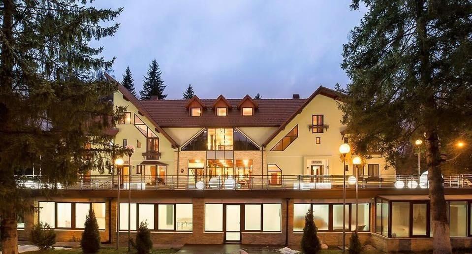 Vila Pinul Si Mesteacanul Poiana Brasov Exteriör bild